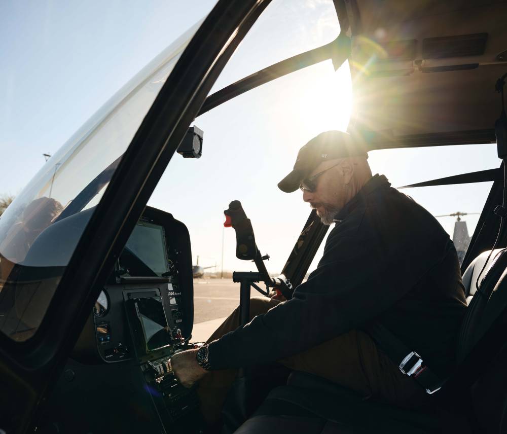 Piloto de helicóptero en la cabina antes de un vuelo de entrenamiento